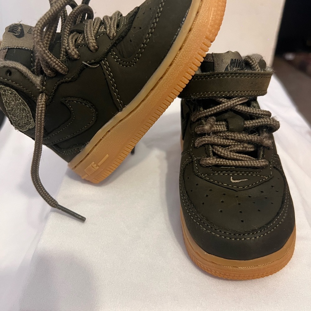 Nike AIR FORCE 1 Kids Army Green Sneakers with Tan Soles Size 6C